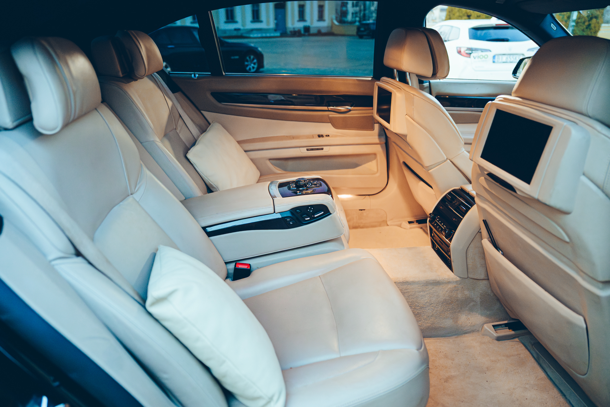 BMW serii 7 - tylna kanapa z poduszkami