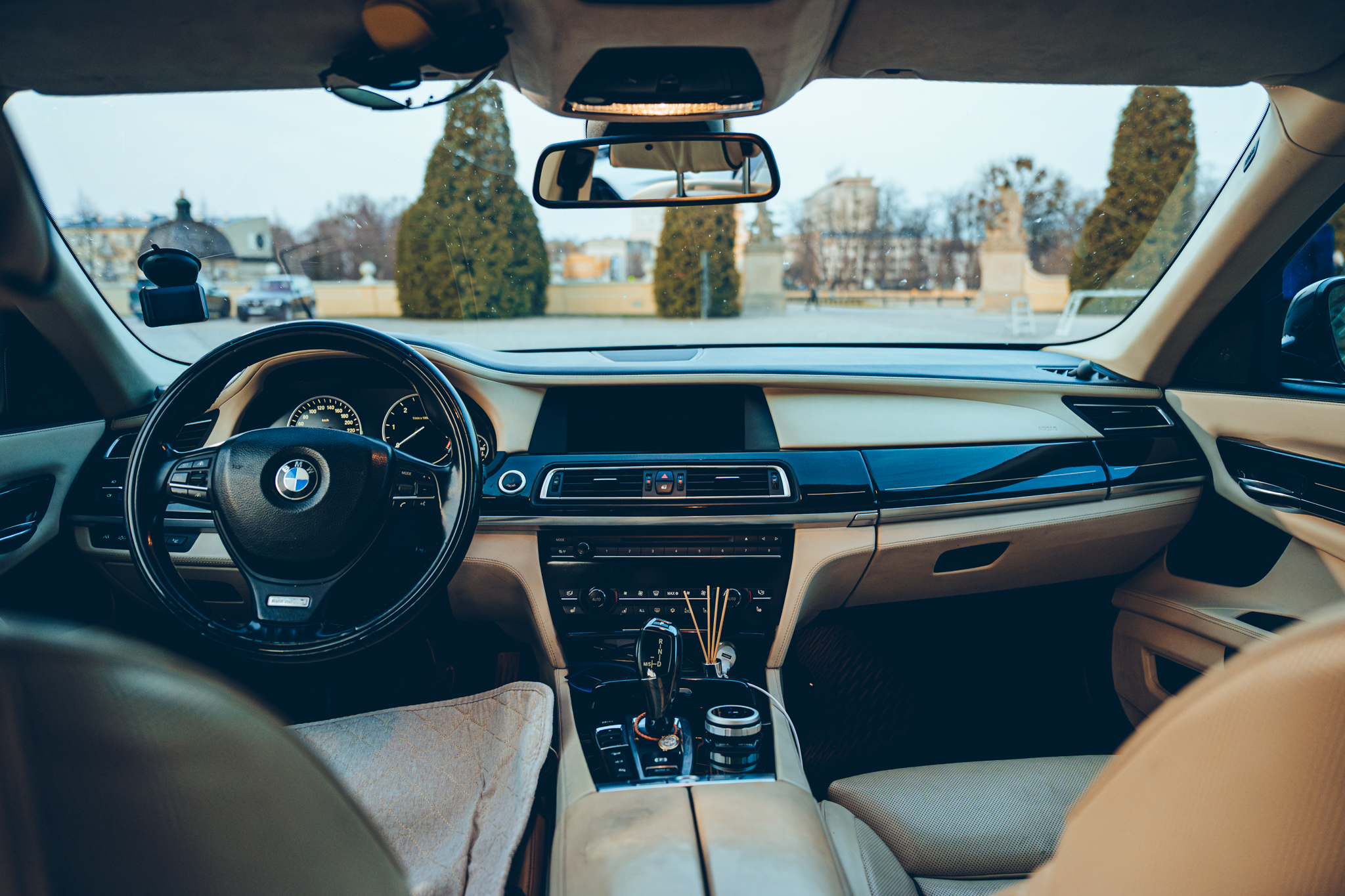 BMW serii 7 - kokpit z pałacem