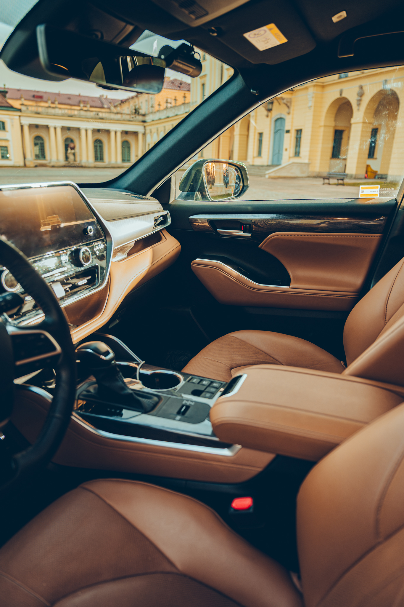 Toyota Highlander - wnętrze z pałacem w lusterku